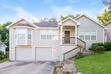 5213 S POWELL AVE BLUE SPRINGS, MO 64015